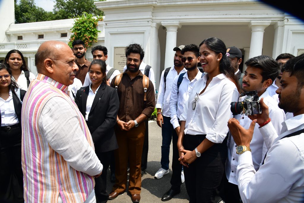 1000318040-1024x683 दिल्ली विधानसभा के माननीय अध्यक्ष श्री विजेंद्र गुप्ता ने आज युवा आउटरीच कार्यक्रम के अंतर्गत दिल्ली विश्वविद्यालय के विधि संकाय स्थित लॉ सेंटर-2 के विद्यार्थियों से संवाद किया। इस अवसर पर श्री गुप्ता ने संसदीय प्रक्रिया एवं विधायी प्रक्रिया के विभिन्न पहलुओं पर विद्यार्थियों को जानकारी दी। उन्होंने विद्यार्थियों द्वारा पूछे गए प्रश्नों का उत्तर देते हुए लोकतांत्रिक व्यवस्था में विधायिका की भूमिका तथा कानून निर्माण की प्रक्रिया को भी विस्तार से समझाया।