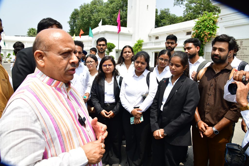1000318044-1024x683 दिल्ली विधानसभा के माननीय अध्यक्ष श्री विजेंद्र गुप्ता ने आज युवा आउटरीच कार्यक्रम के अंतर्गत दिल्ली विश्वविद्यालय के विधि संकाय स्थित लॉ सेंटर-2 के विद्यार्थियों से संवाद किया। इस अवसर पर श्री गुप्ता ने संसदीय प्रक्रिया एवं विधायी प्रक्रिया के विभिन्न पहलुओं पर विद्यार्थियों को जानकारी दी। उन्होंने विद्यार्थियों द्वारा पूछे गए प्रश्नों का उत्तर देते हुए लोकतांत्रिक व्यवस्था में विधायिका की भूमिका तथा कानून निर्माण की प्रक्रिया को भी विस्तार से समझाया।