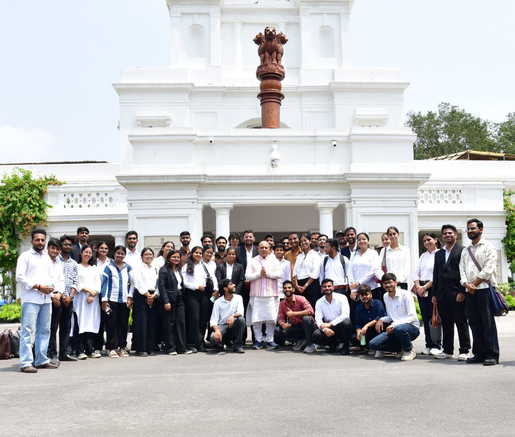 1000318048-1024x869 दिल्ली विधानसभा के माननीय अध्यक्ष श्री विजेंद्र गुप्ता ने आज युवा आउटरीच कार्यक्रम के अंतर्गत दिल्ली विश्वविद्यालय के विधि संकाय स्थित लॉ सेंटर-2 के विद्यार्थियों से संवाद किया। इस अवसर पर श्री गुप्ता ने संसदीय प्रक्रिया एवं विधायी प्रक्रिया के विभिन्न पहलुओं पर विद्यार्थियों को जानकारी दी। उन्होंने विद्यार्थियों द्वारा पूछे गए प्रश्नों का उत्तर देते हुए लोकतांत्रिक व्यवस्था में विधायिका की भूमिका तथा कानून निर्माण की प्रक्रिया को भी विस्तार से समझाया।
