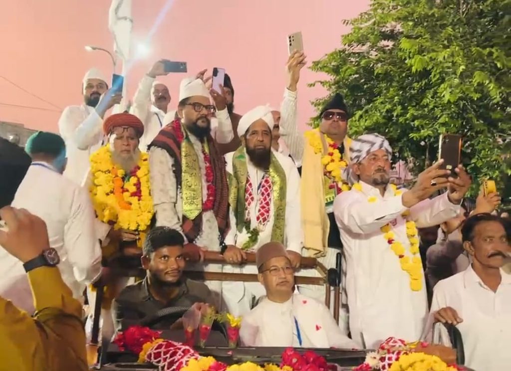 1000322911-1024x744 ऑल इंडिया सीरत कमेटी द्वारा सफ़ेद लिबास, अमन के सफ़ेद झंडों से सजाकर सादगी से निकाला ईद मिलादुन्नबी का जुलूस