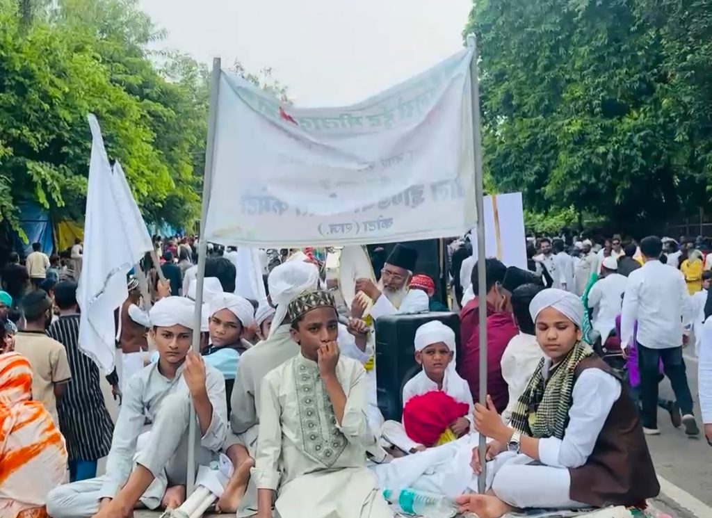 1000322914-1024x745 ऑल इंडिया सीरत कमेटी द्वारा सफ़ेद लिबास, अमन के सफ़ेद झंडों से सजाकर सादगी से निकाला ईद मिलादुन्नबी का जुलूस