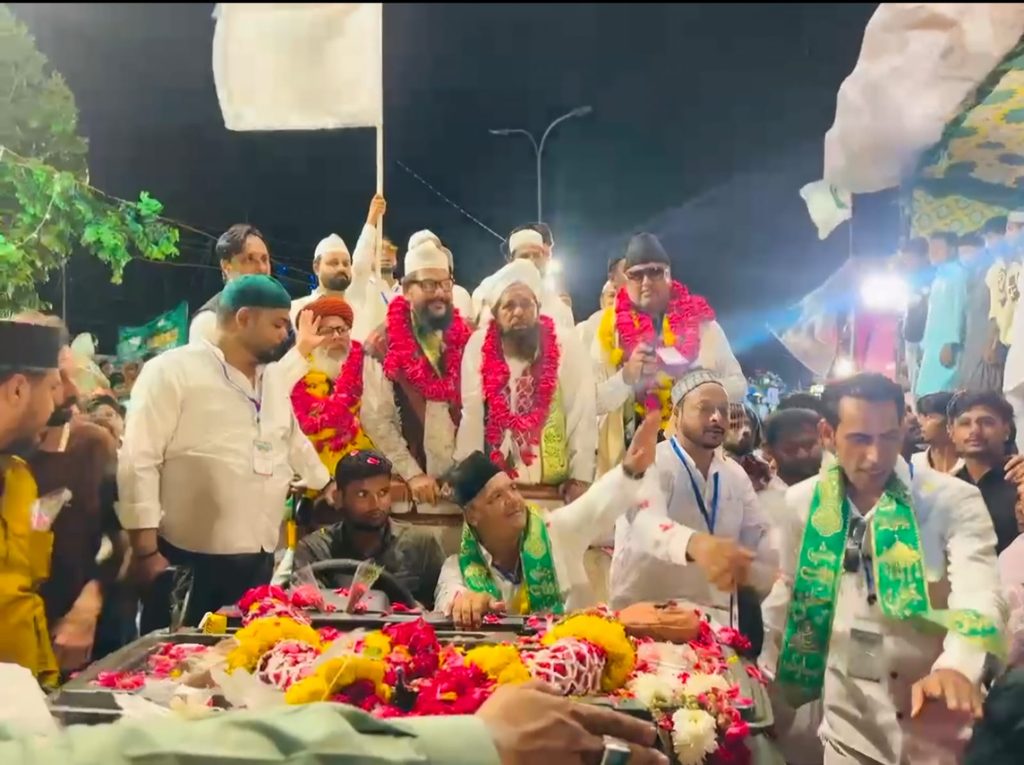 1000322917-1024x765 ऑल इंडिया सीरत कमेटी द्वारा सफ़ेद लिबास, अमन के सफ़ेद झंडों से सजाकर सादगी से निकाला ईद मिलादुन्नबी का जुलूस