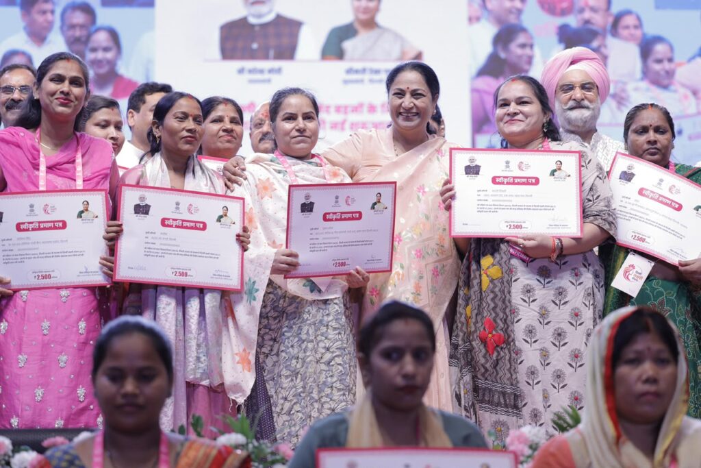 RG10-1024x683 ‘दिल्ली लक्ष्मी योजना’ की ऐतिहासिक शुरुआत, पात्र महिलाओं को सौंपे गए स्वीकृति पत्र, 1 सितंबर से खातों में आएगी 2,500 रुपये की राशि
