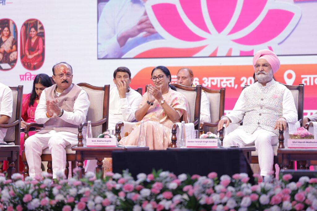 RG11-1024x683 ‘दिल्ली लक्ष्मी योजना’ की ऐतिहासिक शुरुआत, पात्र महिलाओं को सौंपे गए स्वीकृति पत्र, 1 सितंबर से खातों में आएगी 2,500 रुपये की राशि