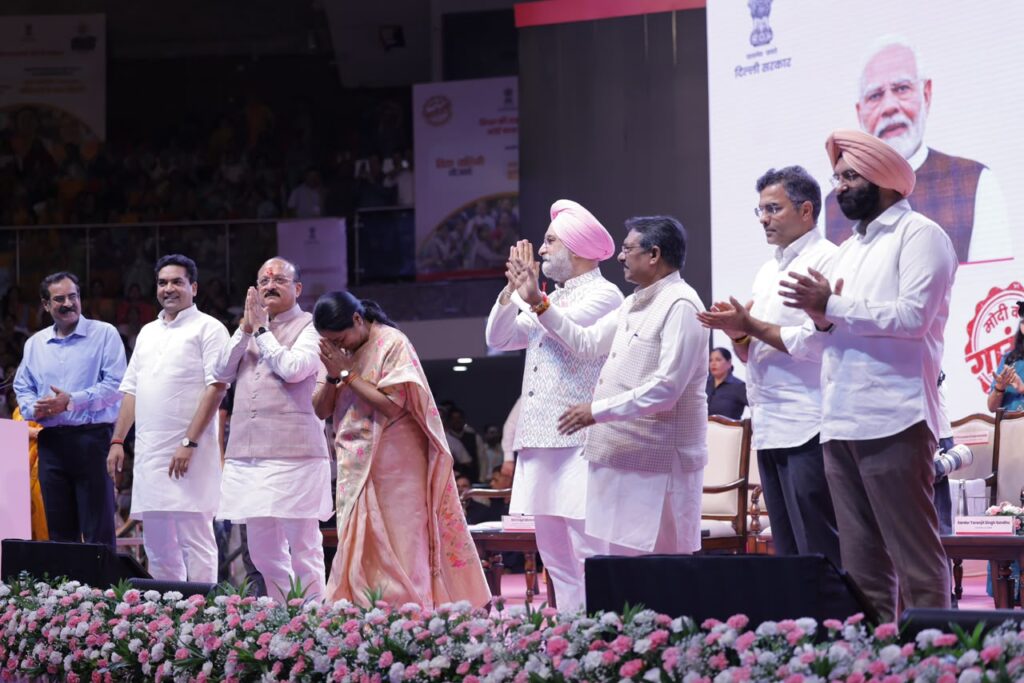 RG3-1024x683 ‘दिल्ली लक्ष्मी योजना’ की ऐतिहासिक शुरुआत, पात्र महिलाओं को सौंपे गए स्वीकृति पत्र, 1 सितंबर से खातों में आएगी 2,500 रुपये की राशि