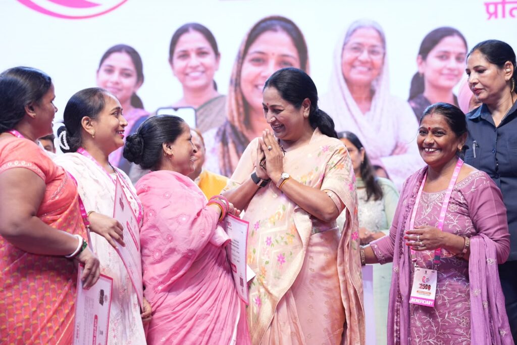 RG6-1024x683 ‘दिल्ली लक्ष्मी योजना’ की ऐतिहासिक शुरुआत, पात्र महिलाओं को सौंपे गए स्वीकृति पत्र, 1 सितंबर से खातों में आएगी 2,500 रुपये की राशि