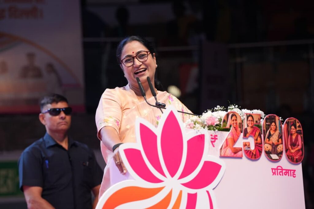 RG7-1024x683 ‘दिल्ली लक्ष्मी योजना’ की ऐतिहासिक शुरुआत, पात्र महिलाओं को सौंपे गए स्वीकृति पत्र, 1 सितंबर से खातों में आएगी 2,500 रुपये की राशि