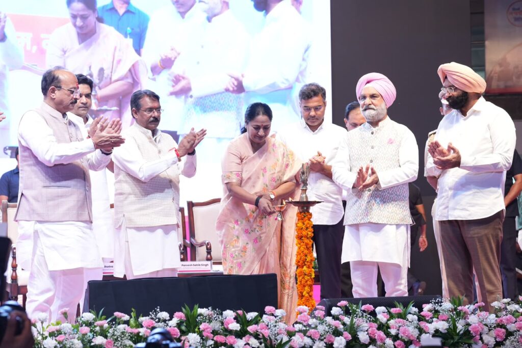 RG8-1024x683 ‘दिल्ली लक्ष्मी योजना’ की ऐतिहासिक शुरुआत, पात्र महिलाओं को सौंपे गए स्वीकृति पत्र, 1 सितंबर से खातों में आएगी 2,500 रुपये की राशि