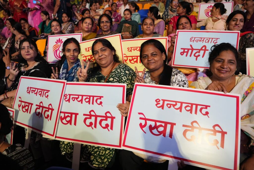 RG9-1-1024x683 ‘दिल्ली लक्ष्मी योजना’ की ऐतिहासिक शुरुआत, पात्र महिलाओं को सौंपे गए स्वीकृति पत्र, 1 सितंबर से खातों में आएगी 2,500 रुपये की राशि