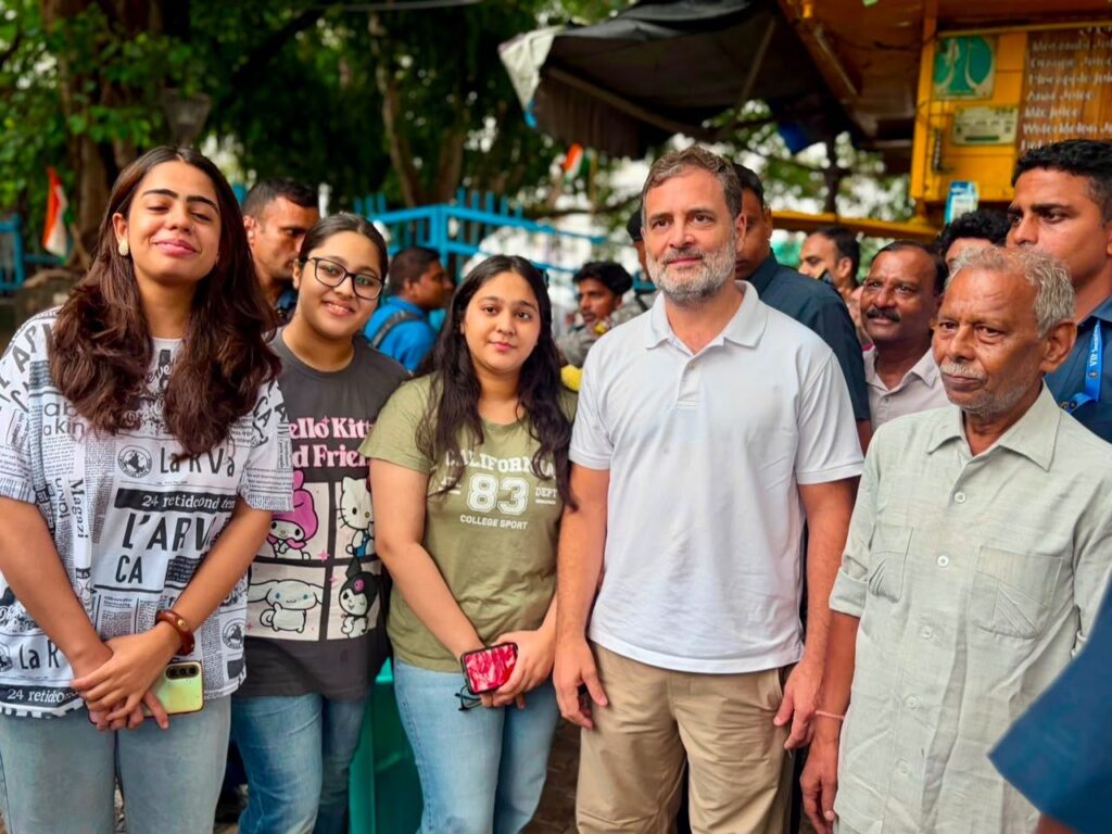 Raga-2-1-1024x768 LoP (LS), Shri Rahul Gandhi, had an informal interaction with locals at a juice stall in Delhi