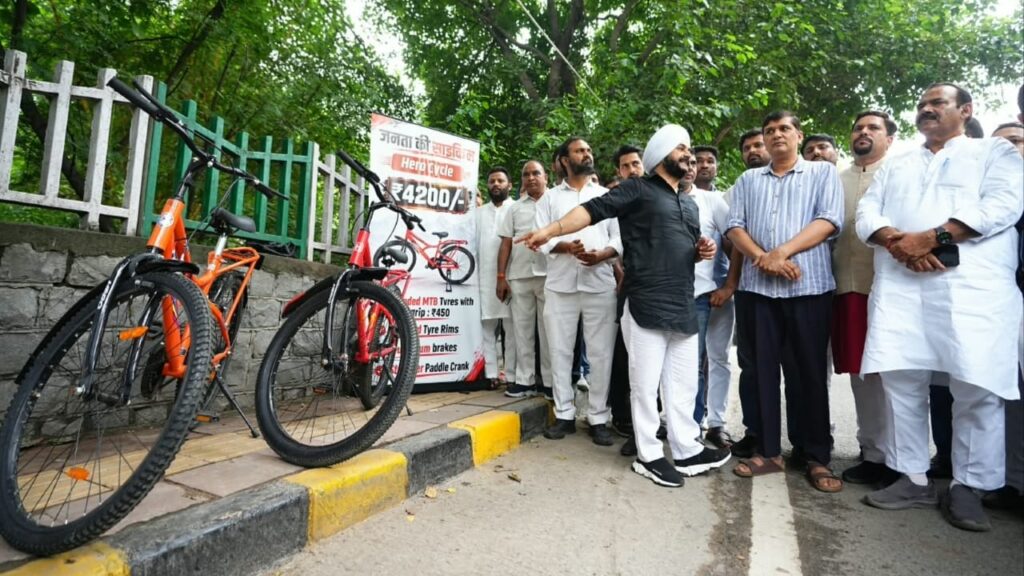 aap-connector-57e3e6bbf2e9-1024x576 “आप” ने एलजी ऑफिस के बाहर लगाई साइकिल प्रदर्शनी, मांगा आशीष सूद का इस्तीफा