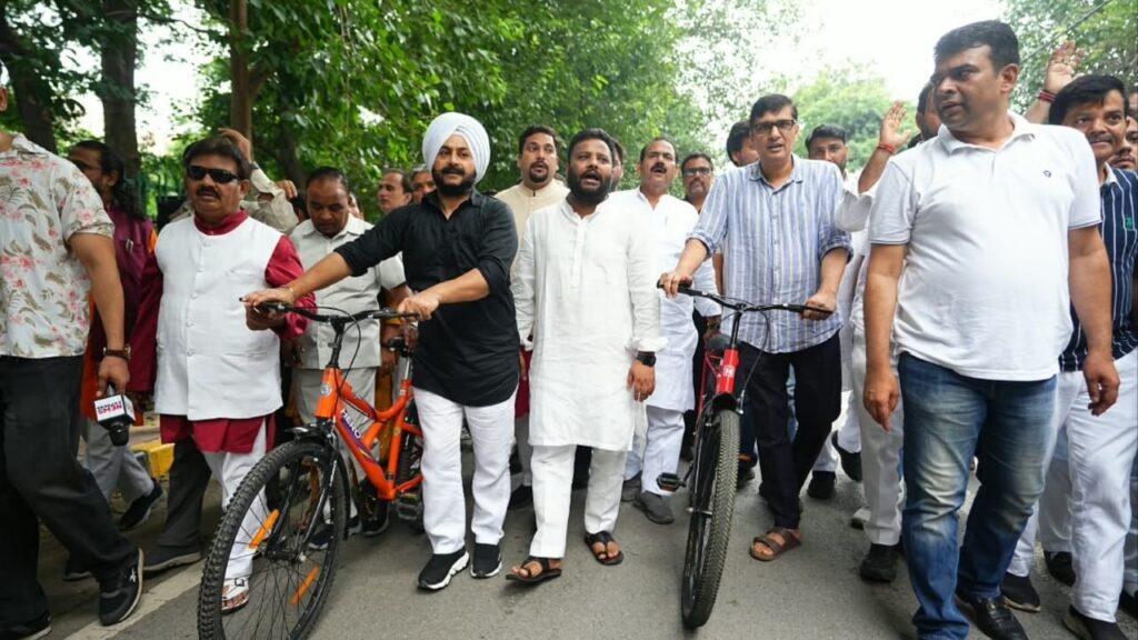aap-connector-a0db4dc578fc-1024x576 “आप” ने एलजी ऑफिस के बाहर लगाई साइकिल प्रदर्शनी, मांगा आशीष सूद का इस्तीफा
