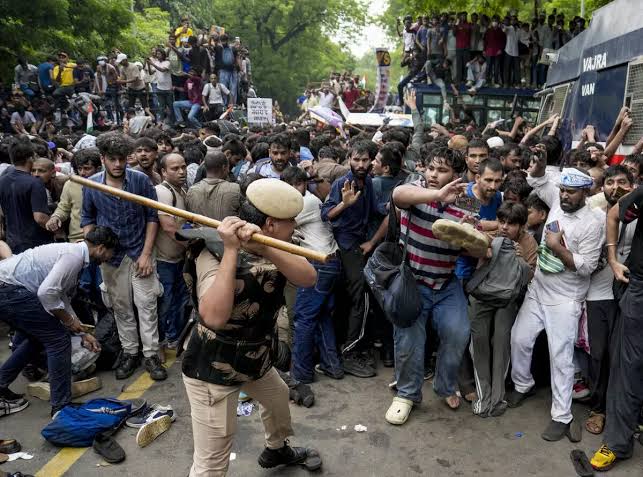 images-1-1 दिल्ली में छात्रों पर हुई बर्बरता पर अमित शाह की चुप्पी ही उनका कबूलनामा- राहुल गांधी