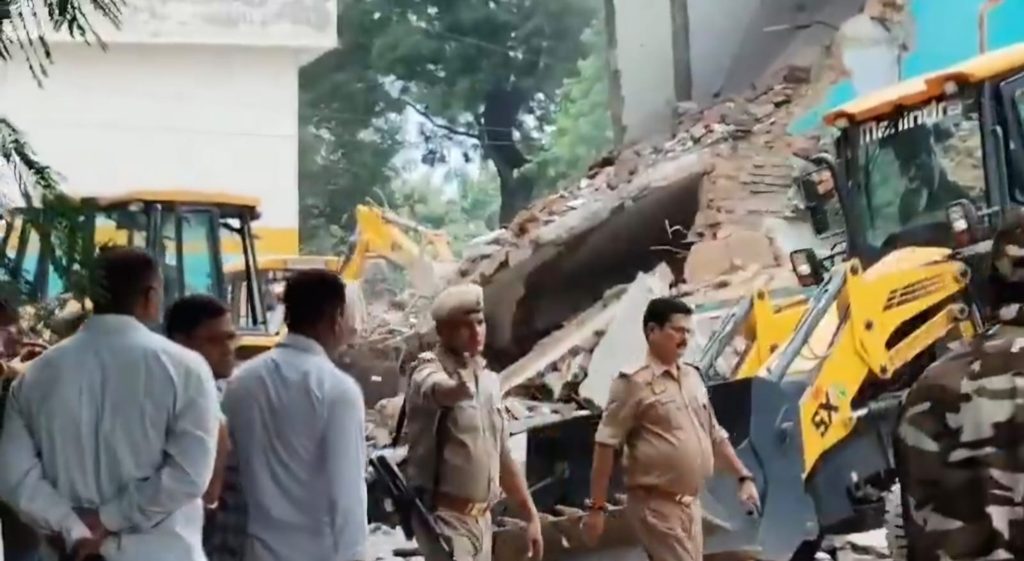 1000330824-1024x561 सहारनपुर ने आज सिर्फ एक इमारत नहीं खोई है उसने अपने प्रशासन पर भरोसे का एक हिस्सा भी खो दिया है।और मेरा सरकार से आख़िरी सवाल यही है कि, क्या इस देश में क़ानून सबके लिए बराबर रहेगा, या अब इंसाफ़ भी इस बात से तय होगा कि सामने कौन खड़ा है?✍️ खुर्शीद रब्बानी