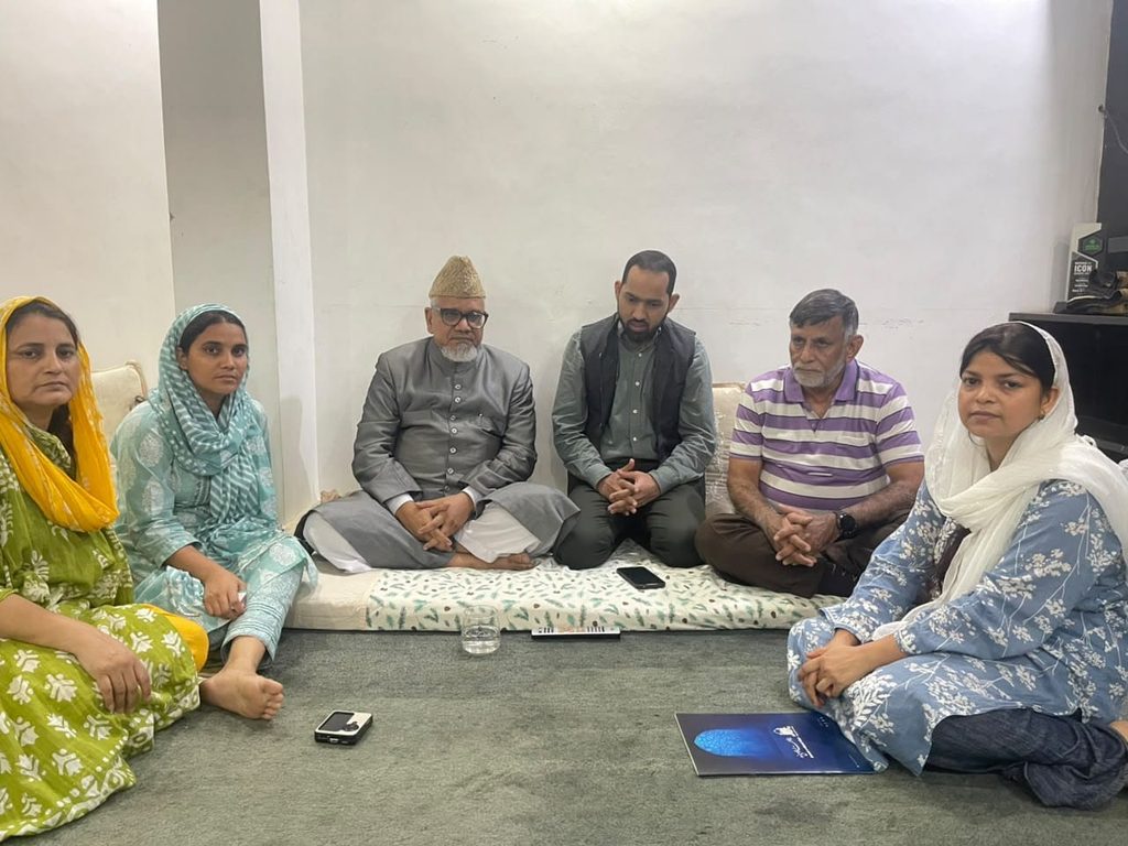 1000335003-1024x768 पत्रकार शाहीन खान और नफीसा खान से जमाअत का प्रतिनिधिमंडल मिला