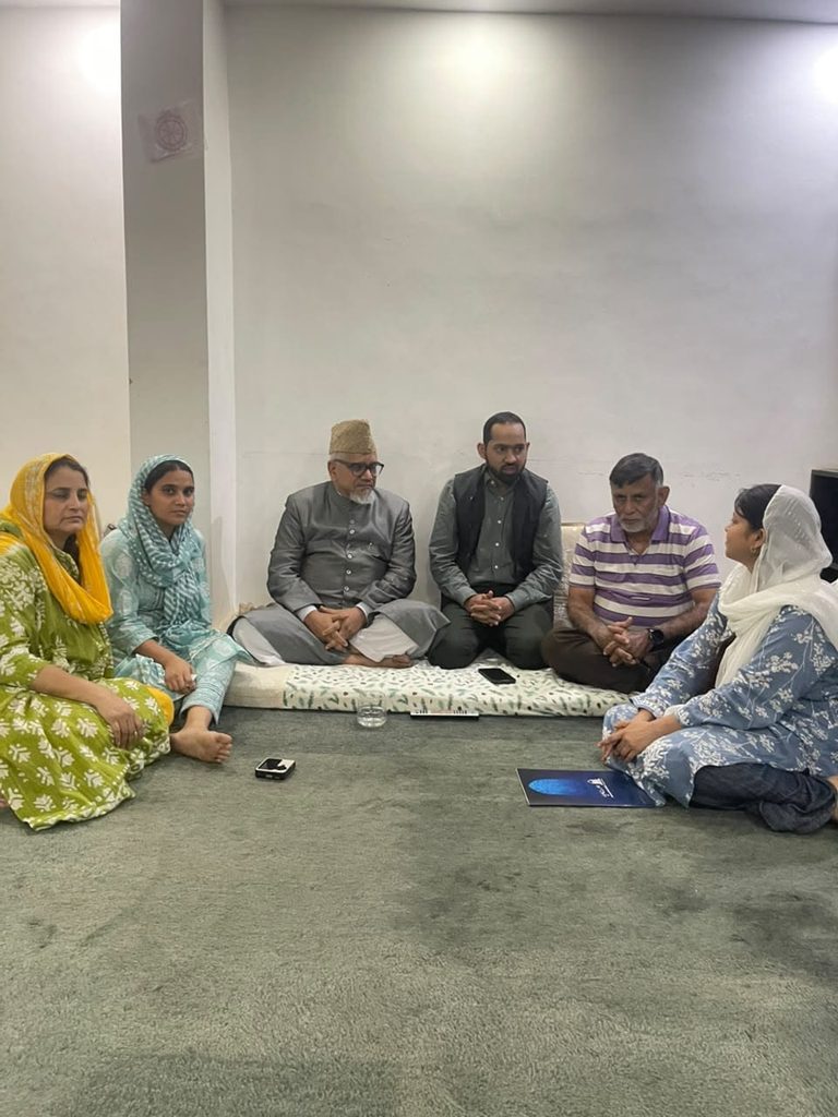 1000335005-768x1024-1 पत्रकार शाहीन खान और नफीसा खान से जमाअत का प्रतिनिधिमंडल मिला