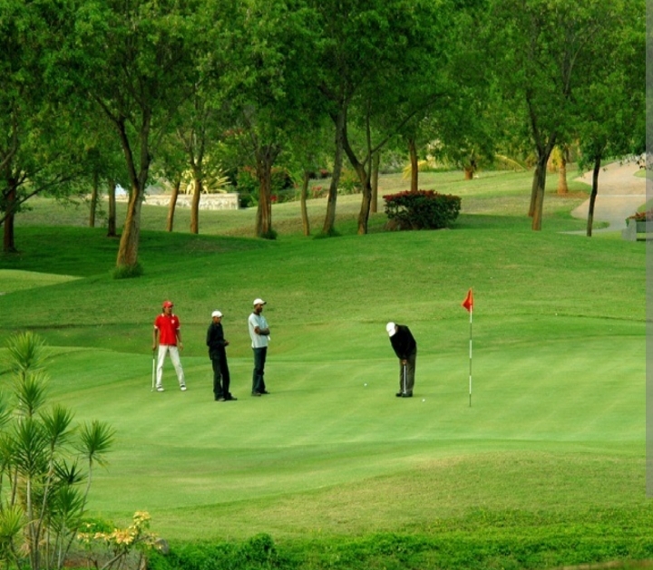 Golf-Maidan-in-JK गुलमर्ग छठे नेशनल लेवल के गोल्फ टूर्नामेंट की मेज़बानी के लिए पूरी तरह तैयार है