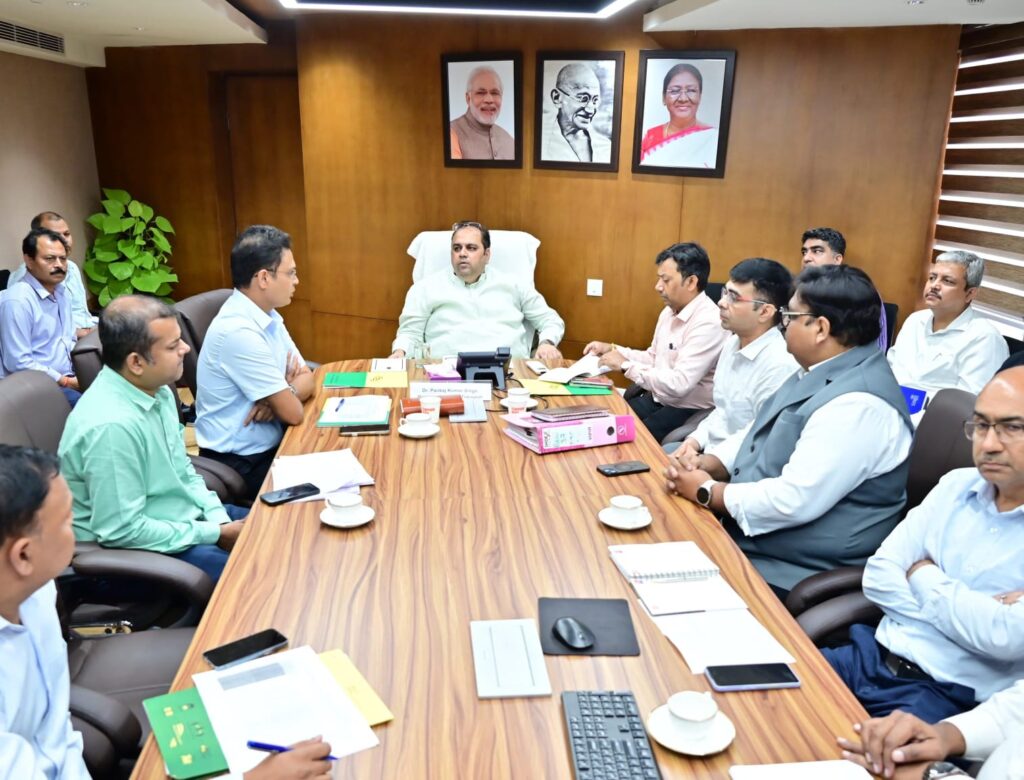 Minister-Punkaj-K-and-Officials-1024x780 दिल्ली में अगले महीने 150 नई इलेक्ट्रिक बसें शुरू होंगी