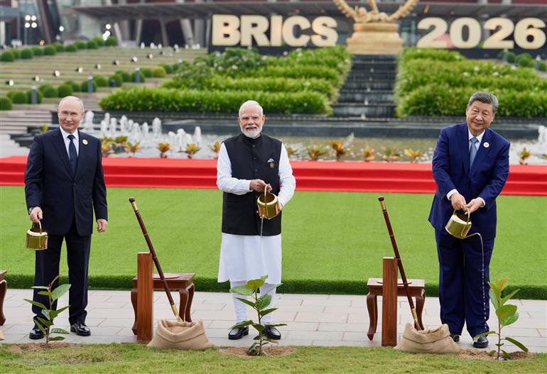T20260912216376 BRICS 2026: क्या डॉलर की बादशाहत को चुनौती दे रहा है नया वैश्विक गठजोड़? भारत के लिए क्या हैं फायदे और नुकसान?