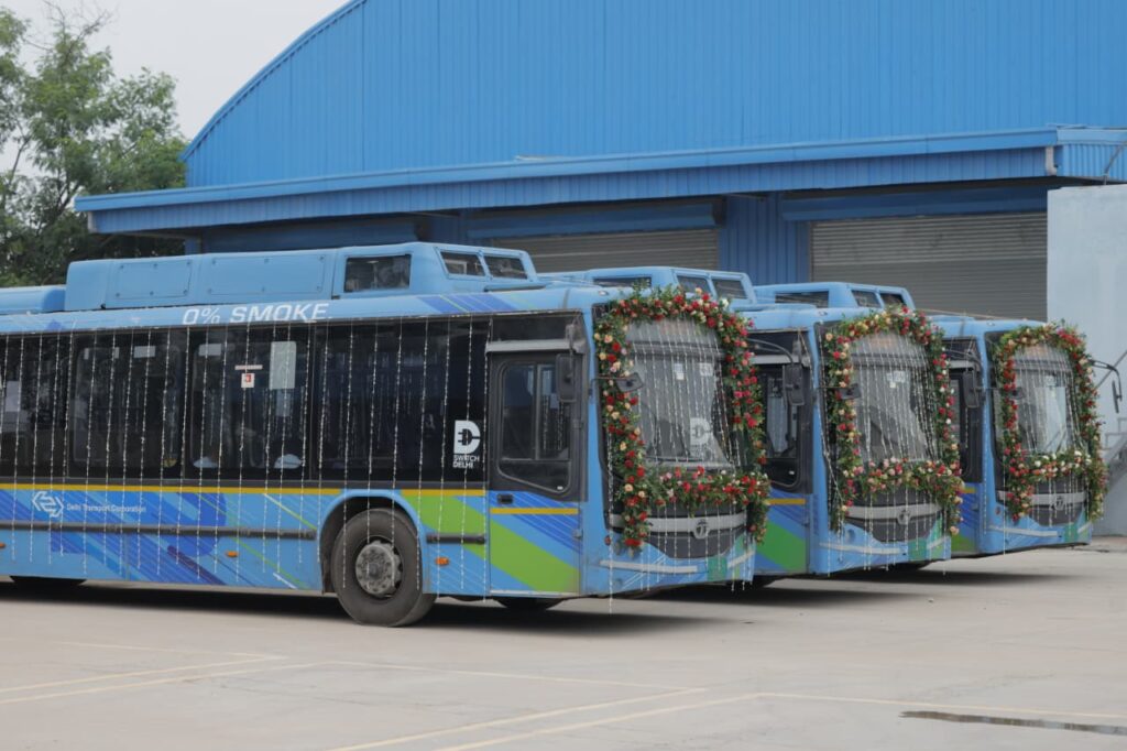 d05fa547-b385-48df-9f8c-8100a145b21f-1-1024x682 दिल्ली में हरित और आधुनिक सार्वजनिक परिवहन के नए युग की शुरुआत, मुख्यमंत्री रेखा गुप्ता ने दीं कई बड़ी सौगातें