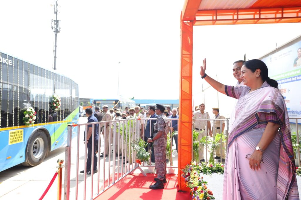 r.4-1024x682 दिल्ली में हरित और आधुनिक सार्वजनिक परिवहन के नए युग की शुरुआत, मुख्यमंत्री रेखा गुप्ता ने दीं कई बड़ी सौगातें
