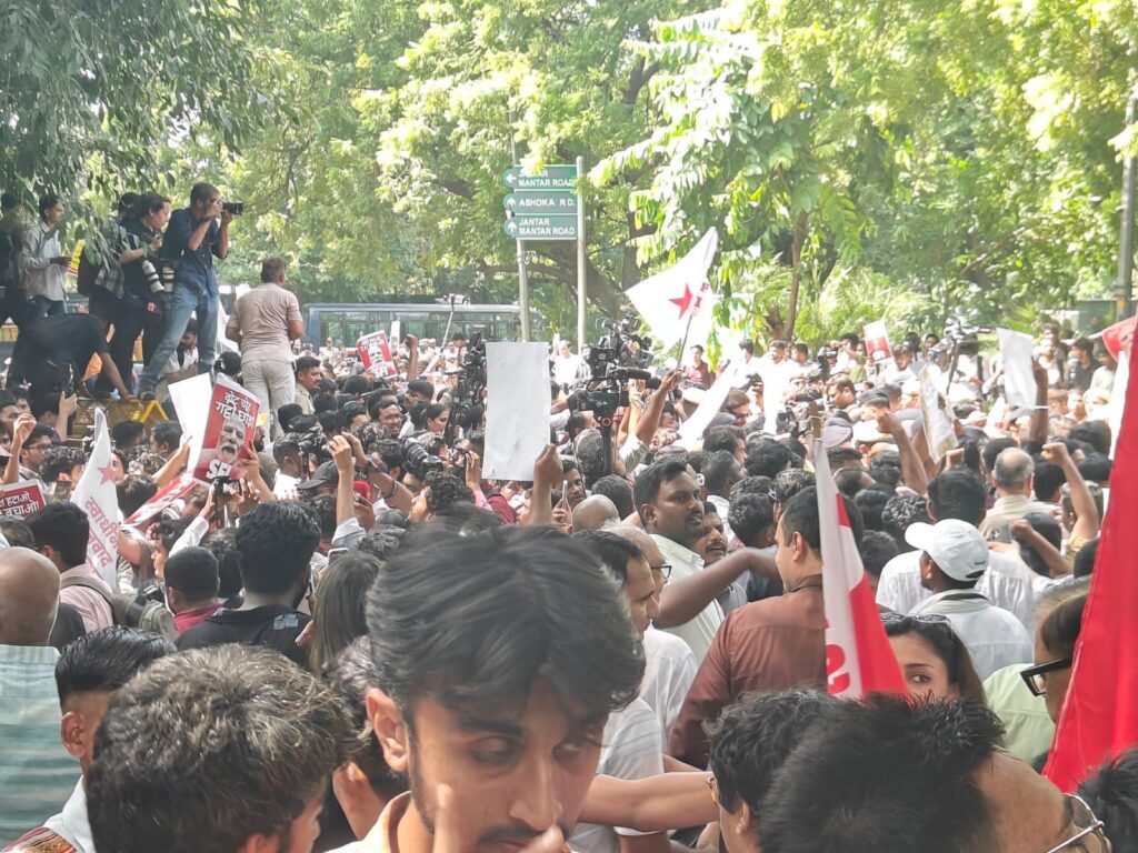 Protestors-at-Jantar-Mantar-New-Delhi-1024x768 जंतर-मंतर से शिवाजी पार्क तक SIR के खिलाफ प्रदर्शन, CEC ज्ञानेश कुमार के इस्तीफे की मांग पर दिल्ली में 700 से अधिक हिरासत में