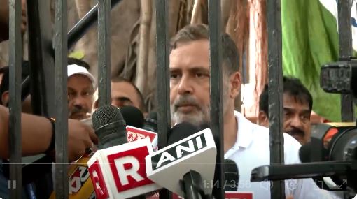 Raga-at-Akashwani-Bhawan SIR के ख़िलाफ विपक्षी पार्टियों का March, EC Office पहुंचने से पहले पुलिस ने रोका फिर ले लिया हिरासत में