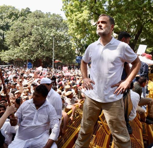 Raga-at-March SIR के ख़िलाफ विपक्षी पार्टियों का March, EC Office पहुंचने से पहले पुलिस ने रोका फिर ले लिया हिरासत में