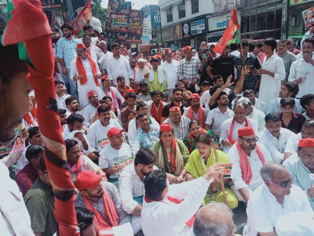 bd0b2fa6-dedc-4d09-a2e9-b2779d20e76d-1024x768 मुख्य चुनाव आयुक्त के इस्तीफे की मांग पर सपा का जोरदार प्रदर्शन, पुलिस से धक्का-मुक्की
